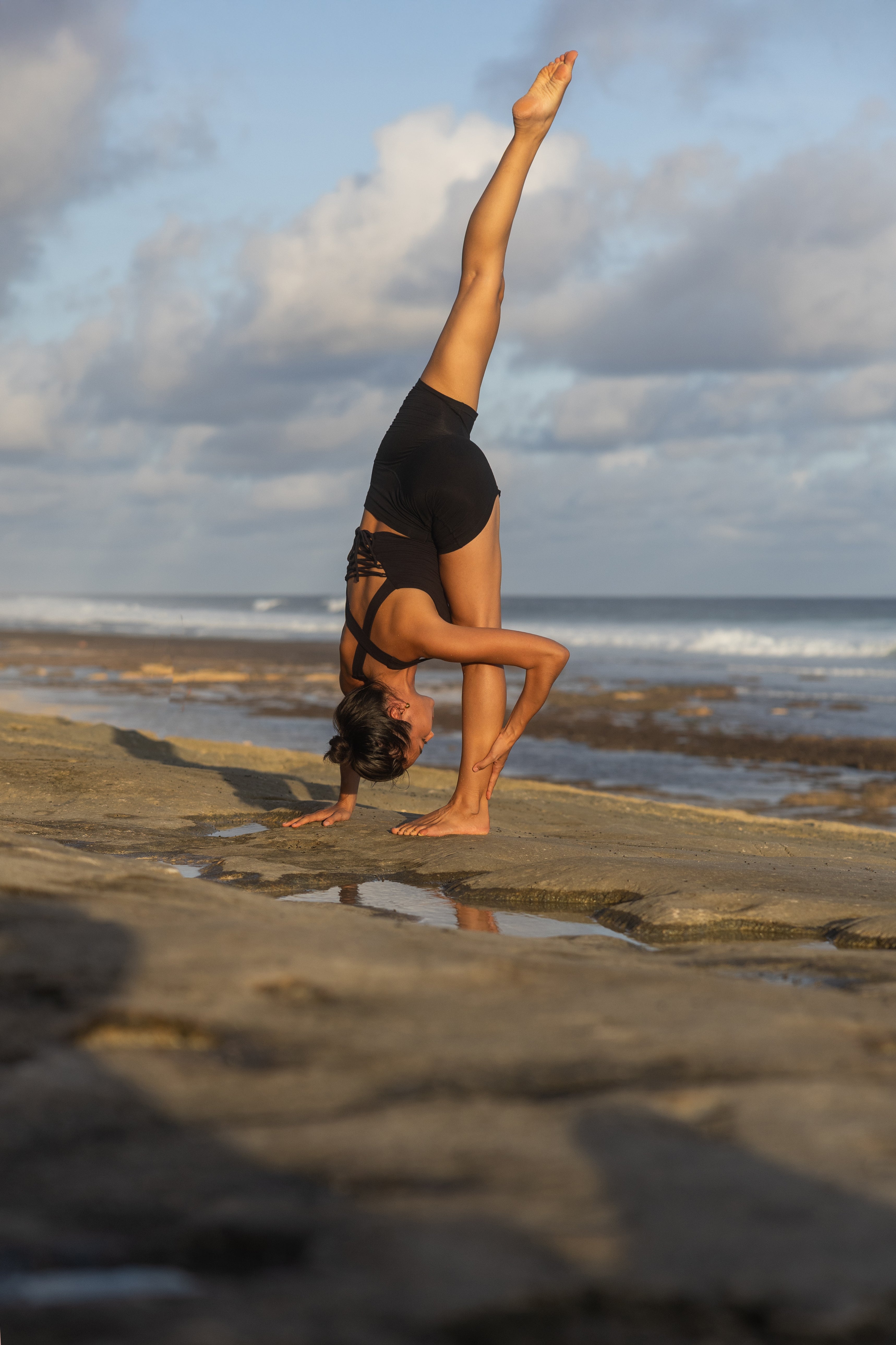 women wearing a sustainable working out black set.